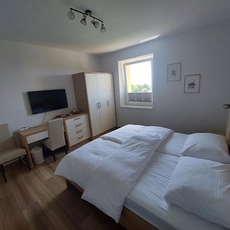 Hotel Gostilna In Pizzeria Pri Brajdi à Komen Extérieur photo